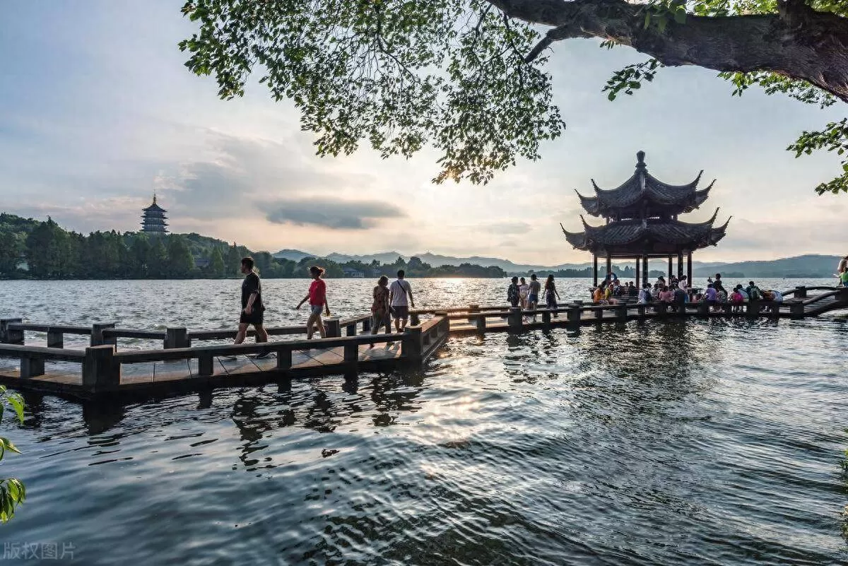 杭州旅游必去十大景点推荐(杭州旅游必去十大景点推荐视频)