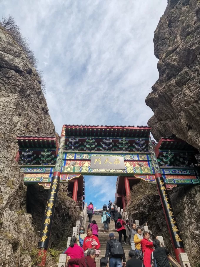 老君山鸡冠洞一日游跟团(老君山对鸡冠洞门票有优惠吗)