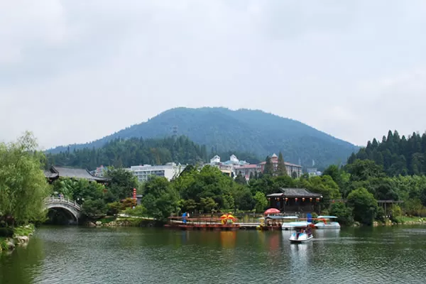 井冈山附近景点(井冈山附近景点哪个瀑布最大的)