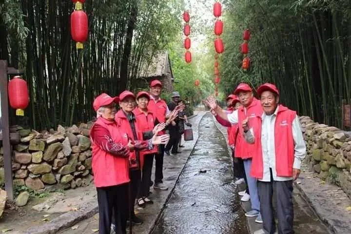 深圳夕阳红老年团旅游(深圳夕阳盛世老年会所是做什么的)