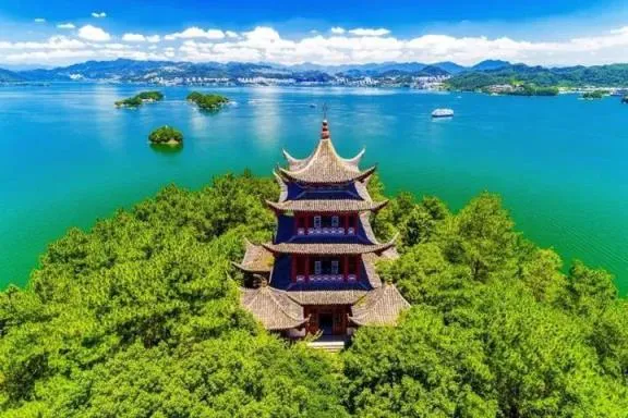 杭州的旅游地点(讲讲杭州的旅游景点)