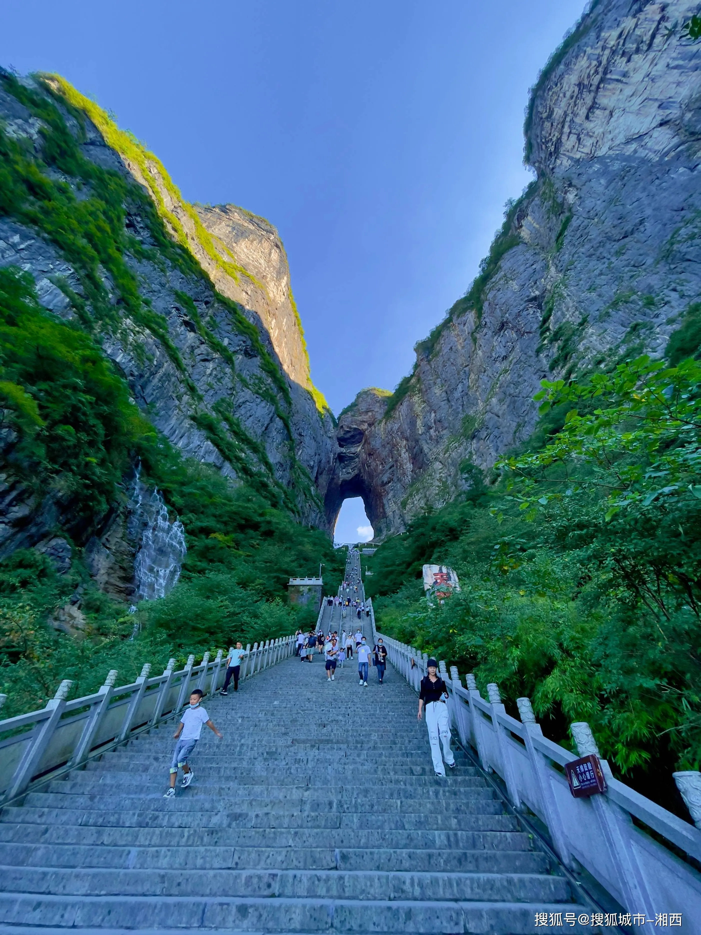 到张家界旅游必去的景点(到张家界旅游一定要去的景点有哪些?)