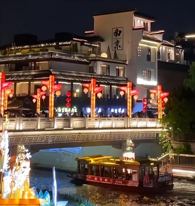 南京适合晚上游玩的景点(南京适合晚上游玩的地方有哪些)