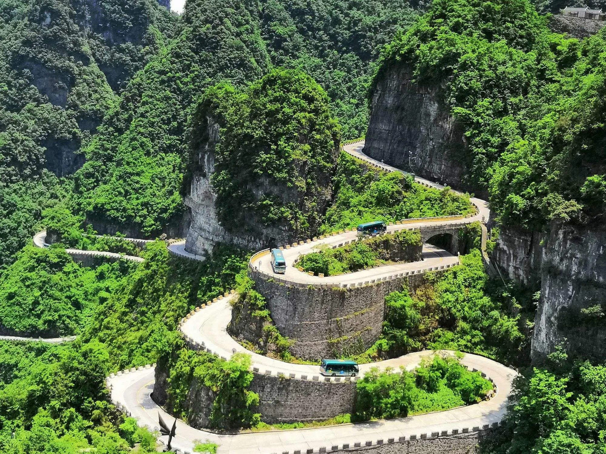 张家界天门山九十九道湾(天门山99道弯盘山公路图片)