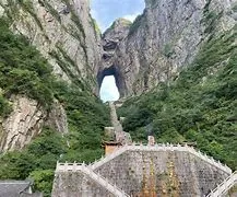 张家界天门山古诗词(张家界天门山古诗词的翻译)