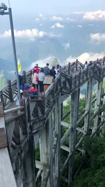 张家界天门山天悬栈道(张家界天门山天悬栈道离谷底多高)