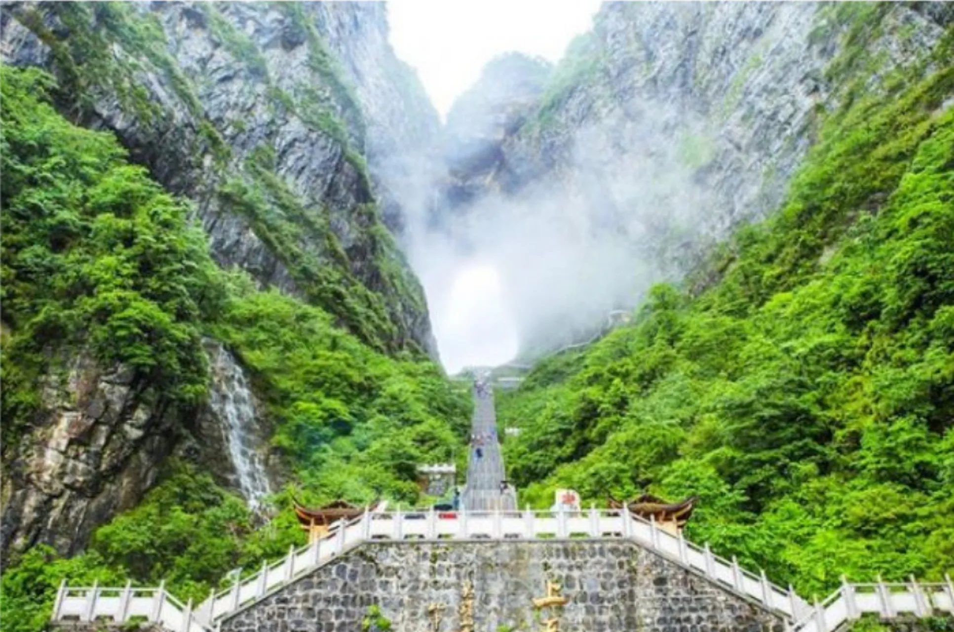张家界旅游必去景区天门山(张家界旅游天门山门票多少钱一人)