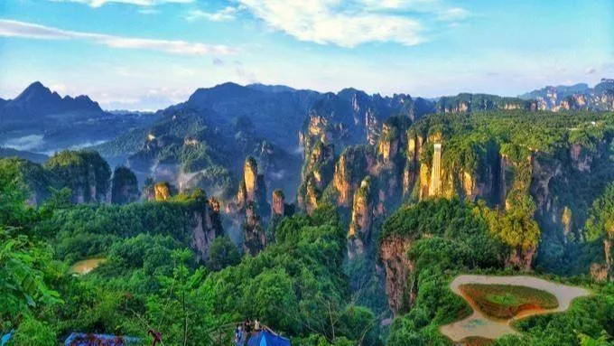 旅游张家界各景区(旅游张家界景区七十岁的人能免费吗)