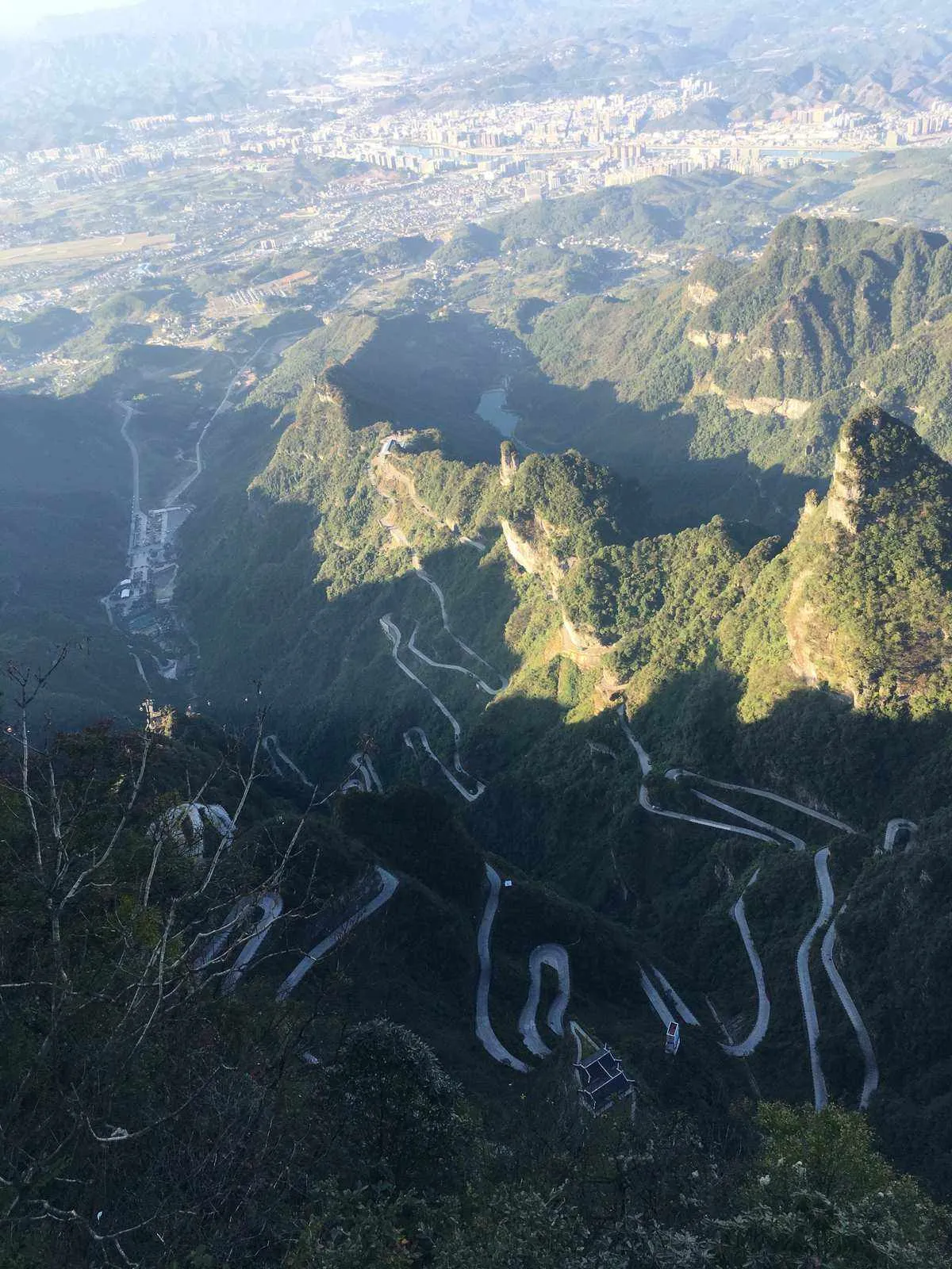 张家界天门山九十九拐(湖南张家界天门山九十九弯)
