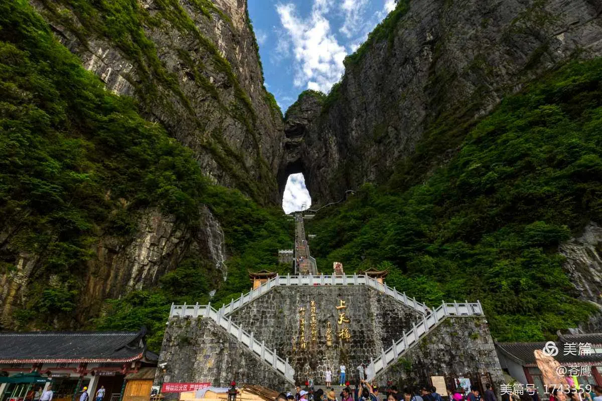 张家界天门山哪年建的(张家界天门山哪年建的景区)