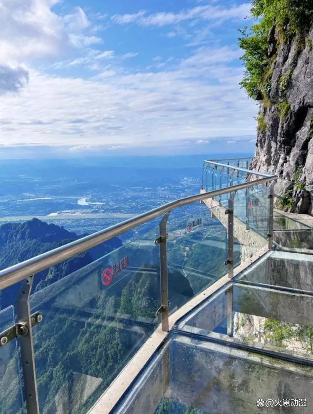 张家界天门山旅游玻璃栈道(张家界天门山玻璃栈道门票价格多少钱)