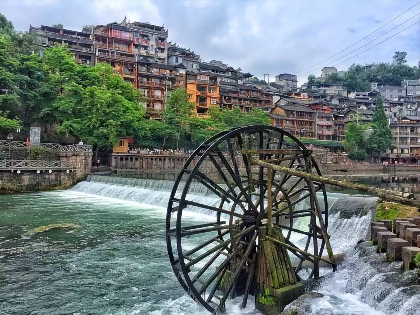 张家界旅游攻略跟团游5天(张家界6天5晚跟团旅游价格)