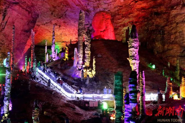 长沙到张家界之间有哪些旅游景点好玩的地方(长沙到张家界之间有哪些旅游景点好玩的地方呢)