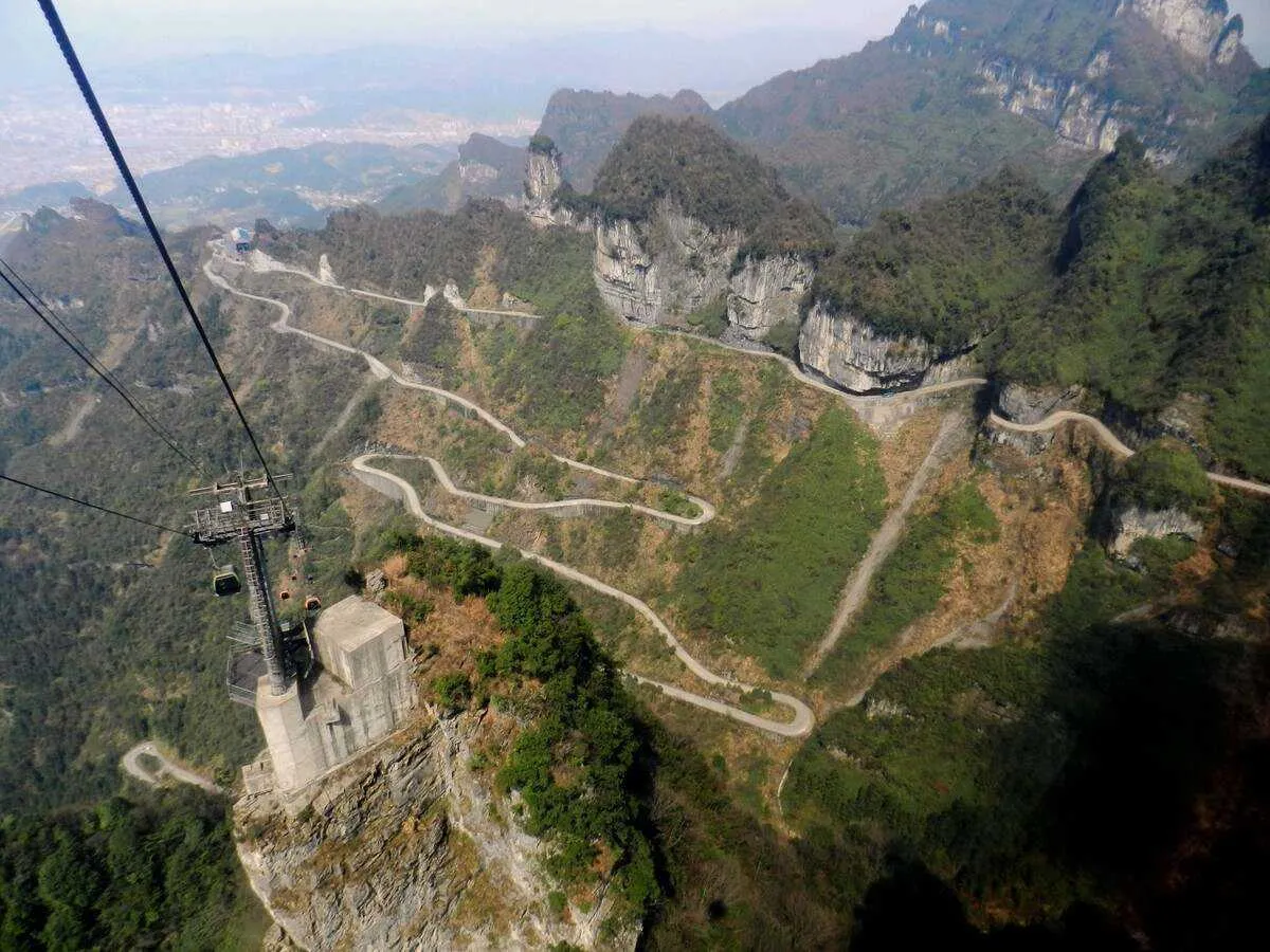 张家界天门山下九十九道弯(张家界天门山九十九道弯图片)