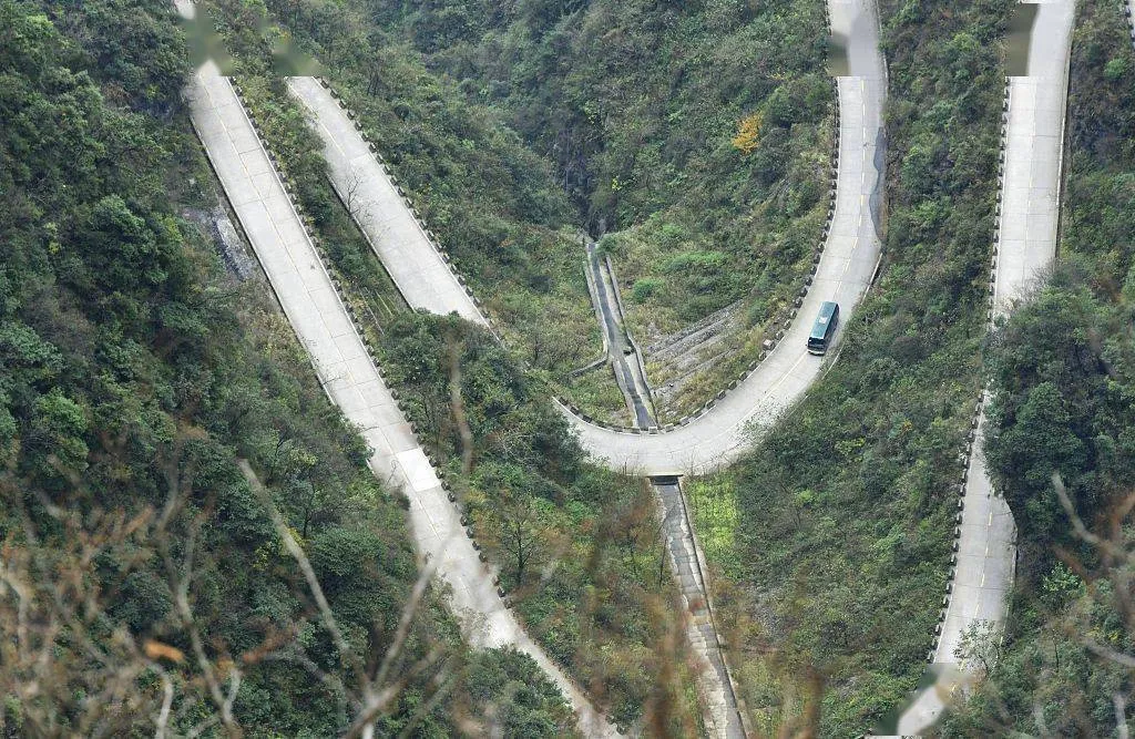张家界天门山下九十九道弯(张家界天门山九十九道弯图片)