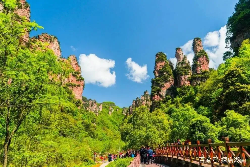 长沙到张家界之间有哪些旅游景点好玩的地方(长沙到张家界之间有哪些旅游景点好玩的地方呢)