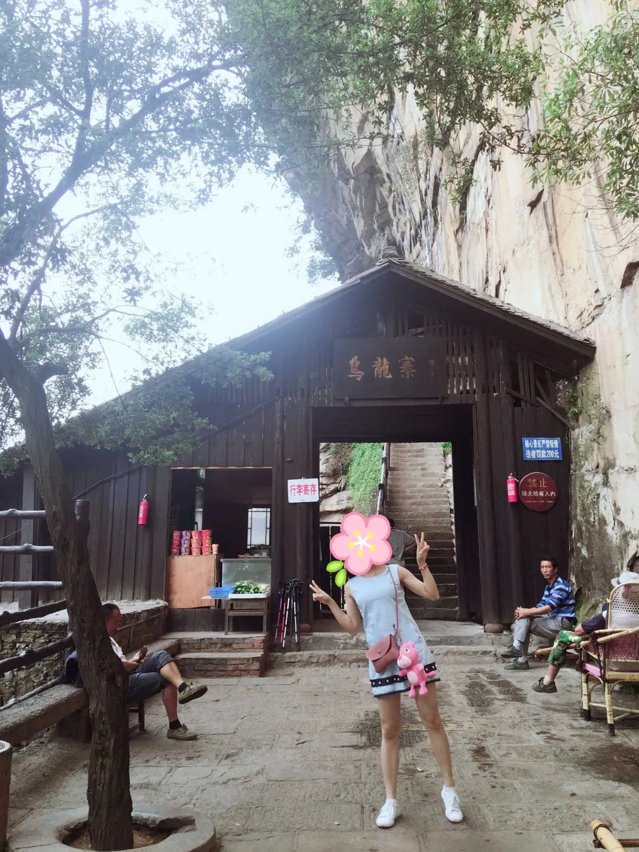 张家界天门山玻璃桥攻略(2016年张家界天门山景区的玻璃栈道)