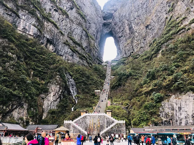 张家界玻璃栈道天门山(张家界天门玻璃栈道的简介)