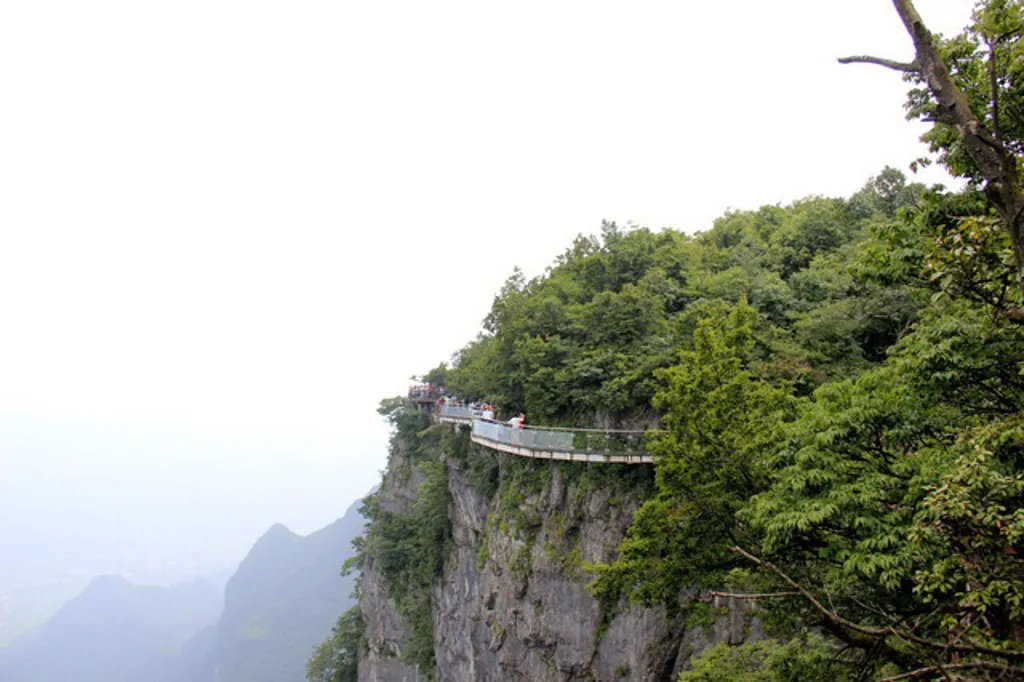 张家界玻璃栈道天门山(张家界天门玻璃栈道的简介)