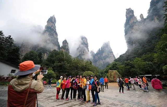 张家界多人旅游(张家界多人旅游景点)