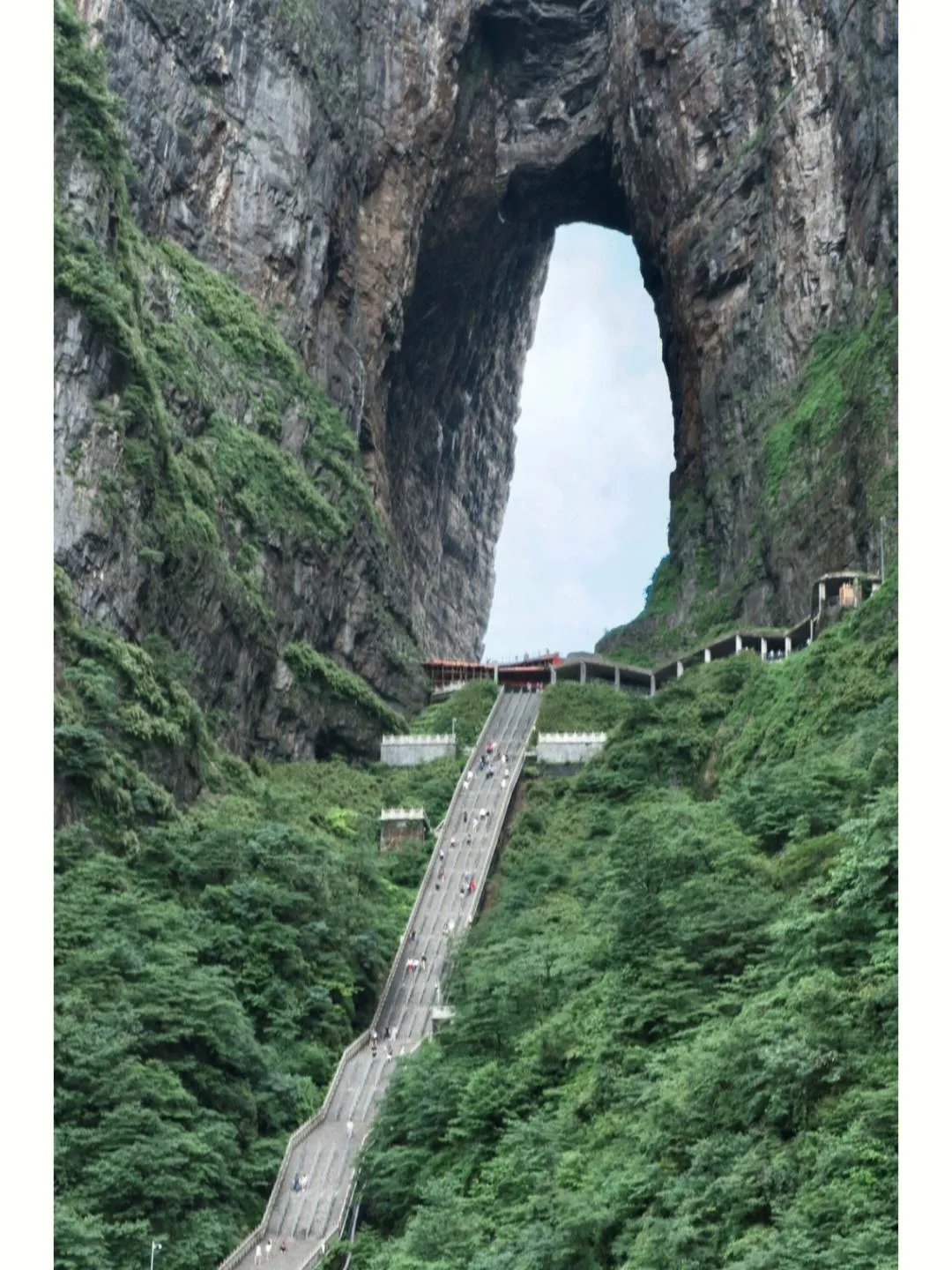 张家界天门山的景点介绍(张家界天门山景点介绍人多不多)