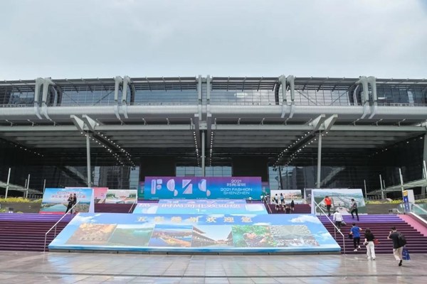 7月30日，2021时尚深圳系列活动在深圳会展中心举行，赣州纺织服装产业带服装企业再次组团参展，32家品牌企业集体亮相，让五彩赣州成为本次时尚展上最为闪耀的明星。从2021年起时尚深圳展正式升级为时尚深圳系列活动，由时尚深圳展、THE RUNWAY时装周、NEST SHOWROOM巢&middot;独立设计师展、大湾区时尚产业峰会、时尚深圳&middot;大奖五大系列活动组成，这种格局的变革宣告，时尚深圳由商贸展览正式升级成覆盖时尚产业全链条的商贸体系。